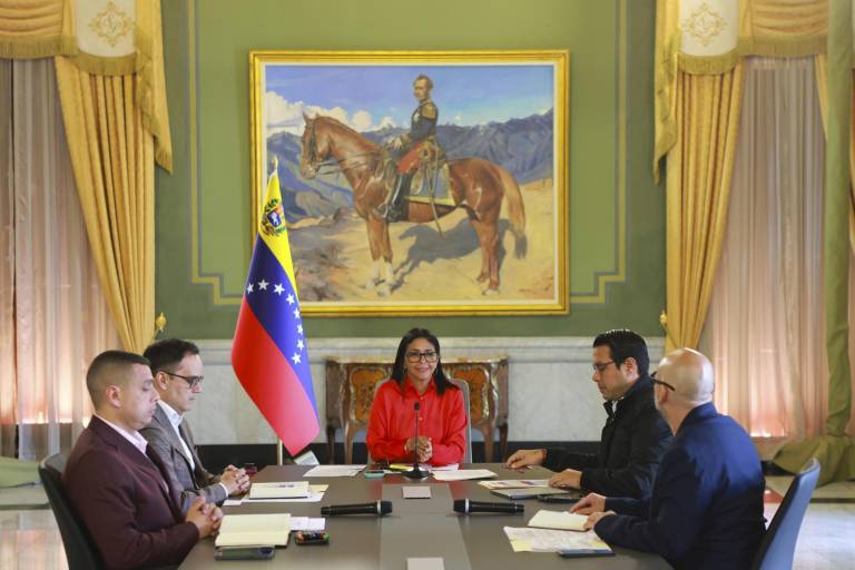 $!Fotografía cedida por el Palacio de Miraflores que muestra a la presidenta encargada de Venezuela, Delcy Rodríguez (C).