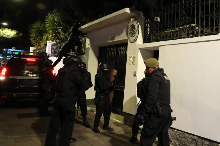$!Integrantes de un cuerpo élite de la Policía ecuatoriana irrumpen en la Embajada de México para detener al exvicepresidente Jorge Glas, condenado por corrupción, y a quien se le fue negado el asilo político, este viernes en Quito.