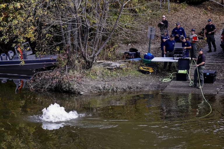 $!Personal encargado de hacer cumplir la Ley utiliza un robot submarino para buscar en las aguas de los ríos Sabattus y Androscoggin, dos días después de un tiroteo masivo, en Lisboa, Maine, EE. UU., el 27 de octubre de 2023.