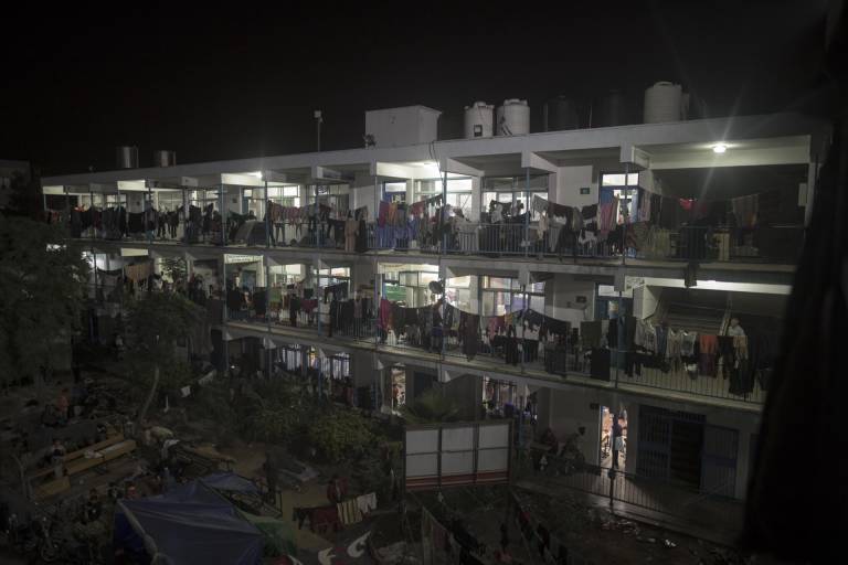 $!Palestinos desplazados internos pasan la noche en una escuela de las Naciones Unidas en Khan Younis, sur de Gaza, el 22 de octubre de 2023.