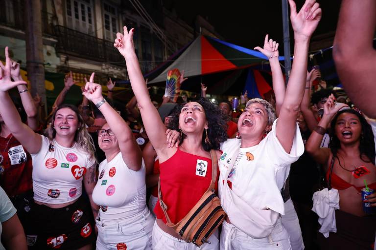 $!Seguidores de Lula da Silva observan los resultados de las elecciones.