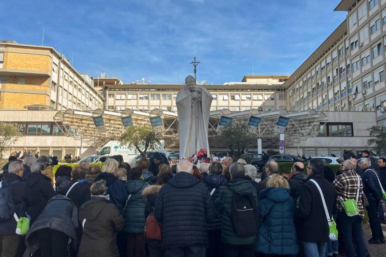 $!Un grupo de peregrinos de una parroquia de Turín (norte) reza frente al hospital Gemelli de Roma donde permanece ingresado el papa Francisco.