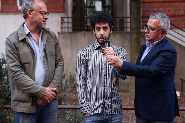 $!El periodista iraní Taghi Rahmani (derecha), esposo de la defensora de los derechos humanos iraní y premio Nobel de la Paz 2023 Narges Mohammadi, su hijo Ali (centro), y el secretario general de la ONG Reporteros sin Fronteras, Christophe Deloire (izq.), sostienen una conferencia de prensa en París el 6 de octubre de 2023.