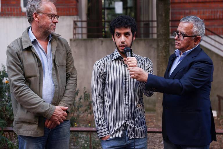 $!El periodista iraní Taghi Rahmani (derecha), esposo de la defensora de los derechos humanos iraní y premio Nobel de la Paz 2023 Narges Mohammadi, su hijo Ali (centro), y el secretario general de la ONG Reporteros sin Fronteras, Christophe Deloire (izq.), sostienen una conferencia de prensa en París el 6 de octubre de 2023.