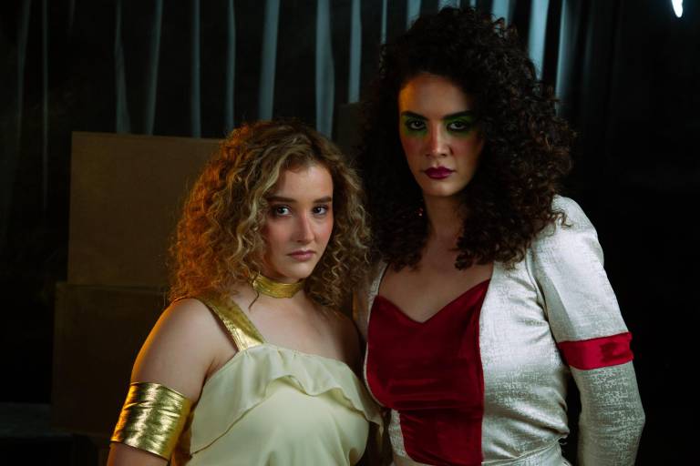 $!Mare Cevallos junto a Gabriela Menéndez. Ellas dan vida a Catalina y Bianca, dos hermanas cuyo padre quiere casar lo más pronto posible.