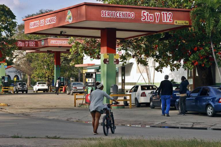 $!Fotografía que muestra vehículos haciendo fila en una estación de combustible este miércoles, en La Habana.