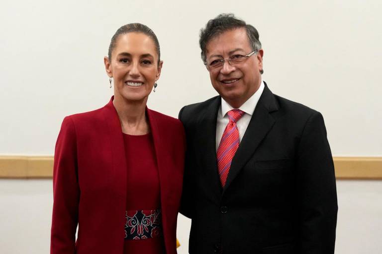 $!Fotografía cedida por la presidencia de México, que muestra a la mandataria mexicana, Claudia Sheinbaum (i) y su homólogo colombiano, Gustavo Petro.