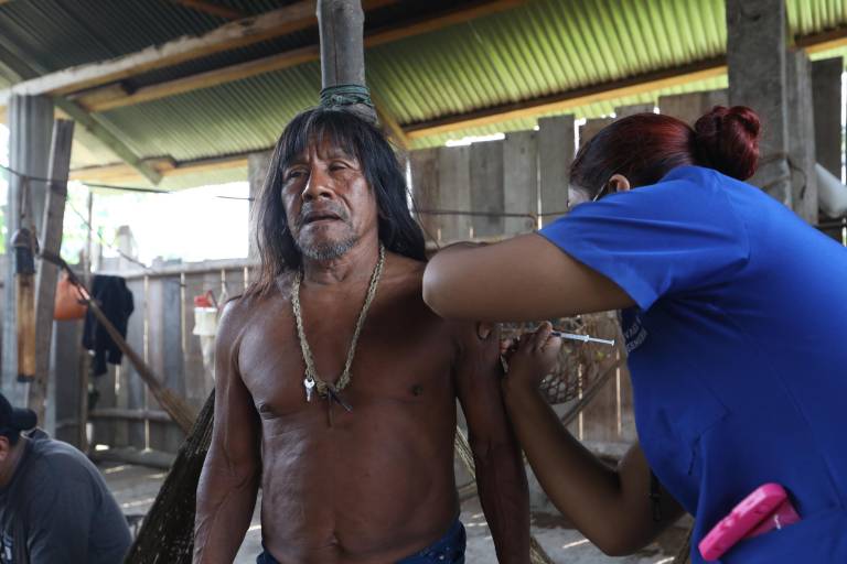 $!Nacionalidad Waorani es vacunada con la dosis de refuerzo contra la COVID-19