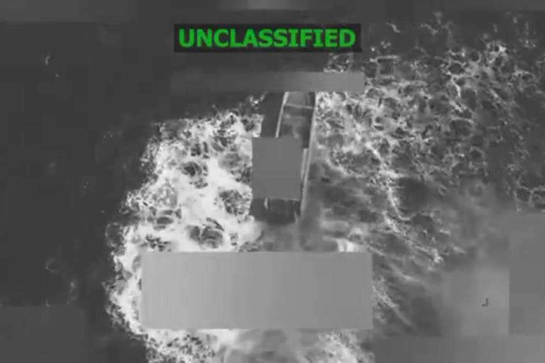 $!Fotografía tomada de la cuenta oficial de X @SecWar del Secretario de Guerra de Estados Unidos, Pete Hegseth, que muestra un nuevo ataque contra un buque en el Pacífico Oriental.