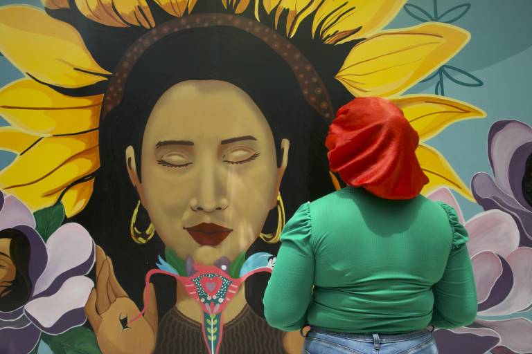 $!Paula salió de Colombia cuando era menor de edad. A su hermano lo reclutaron y lo mataron. Hoy, vive en Carchi junto a sus dos hijos y estudia Comercio en la universidad.