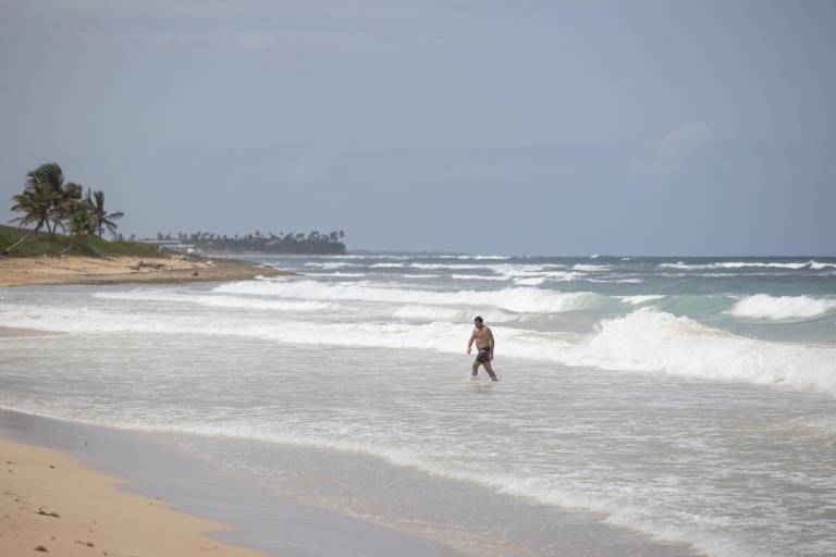 $!Un turista camina por la playa Macao.