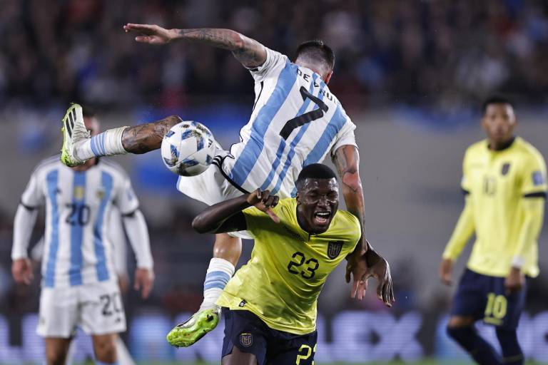 $!Rodrigo De Paul disputa el balón con Moisés Caicedo en las Eliminatorias Sudamericanas para el Mundial 2026 en el estadio Monumental en Buenos Aires. Moisés debutó con la Tri en el 2020 justo ante Argentina.