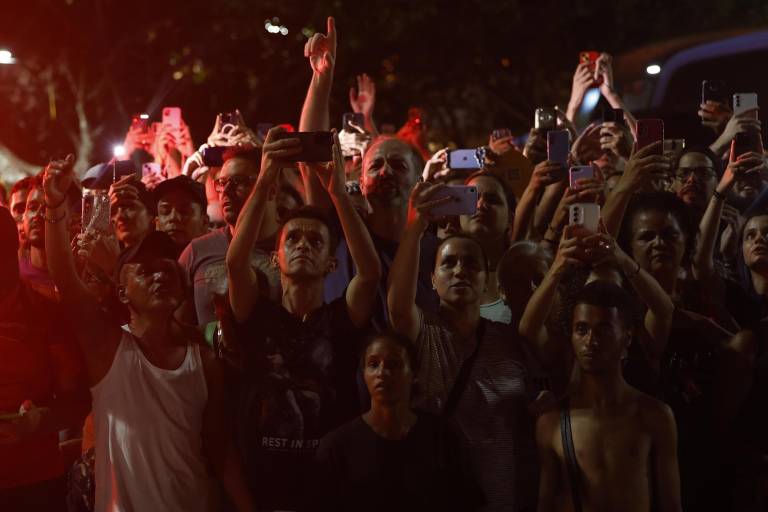 $!Fanáticos de la cantante estadounidense Madonna toman imágenes con sus teléfonos en un ensayo este viernes, en la playa de Copacabana en Río de Janeiro.