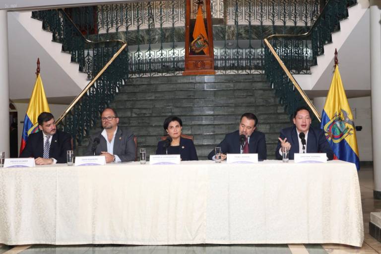 $!Fotografía de la reunión entre los alcaldes de las tres ciudades más grandes del país y ministros del Gobierno de Daniel Noboa.