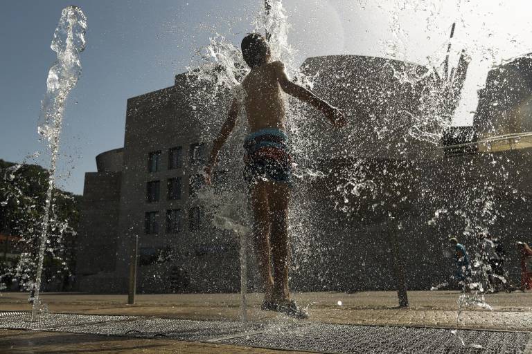 $!23/06/2026. Un joven se refresca en una fuente frente al Museo Guggenheim Bilbao.