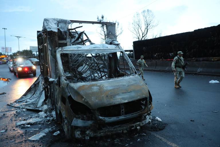 $!Integrantes del Ejercito mexicano resguardan la zona del accidente de un camión de gas este miércoles, en la Ciudad de México.