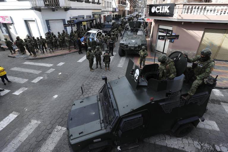 $!Integrantes de las Fuerzas Armadas custodian la ciudad este miércoles, en Otavalo.