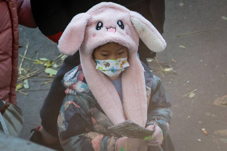 $!Un niño usa una mascarilla después de ser retirado de una escuela en Beijing, China, 23 de noviembre de 2023.