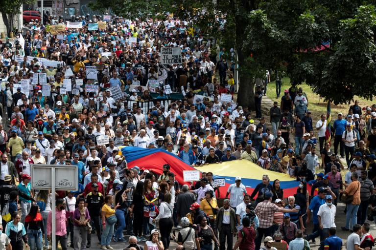 $!Venezuela: Miles de manifestantes marcharon en Caracas por salarios