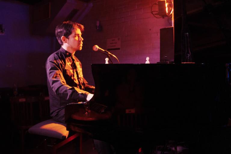 $!Juan Manuel Nieto tenía un grupo de salsa en Ecuador, luego estudió música clásica en Paris.