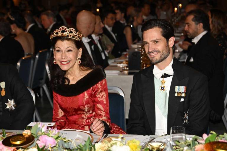 $!Se dijo que Sofía se quedó en casa cuidando a su hija menor, por lo que Carlos Felipe, apareció solo en la velada.