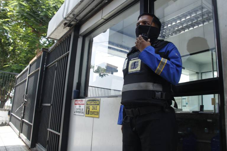 $!Un guardia de seguridad se encuentra en la puerta de un edificio en la Avenida Carlos Julio Arosemena, en Guayaquil.
