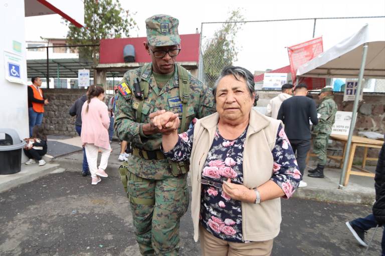 $!Aunque el voto es facultativo para las personas de la tercera edad, varias de ellas se acercaron a los recintos electorales a sufragar.