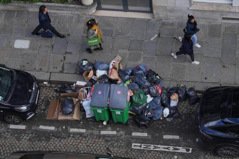 $!Personas caminando cerca de basura amontonada