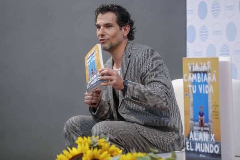 $!El influencer y actor mexicano Alan Estrada, más conocido por su canal de YouTube como “Alan x el mundo”, presentó su libro “Viajar cambiará tu vida”.