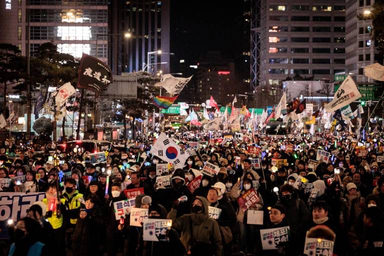 $!Los manifestantes participan en una manifestación contra el presidente surcoreano destituido, Yoon Suk Yeol, mientras marchan por una calle de Seúl el 11 de enero de 2025.