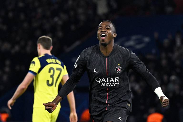 $!El defensa ecuatoriano #51 del Paris Saint-Germain, Willian Pacho (C), celebra tras anotar un gol.