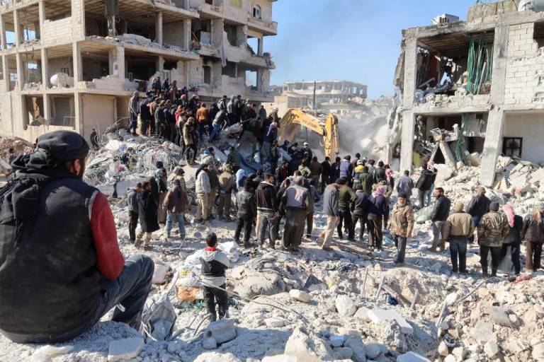 $!Suben a más de 20.000 los muertos por terremoto en Turquía y Siria; pueblo queda inundado por derrumbe de represa