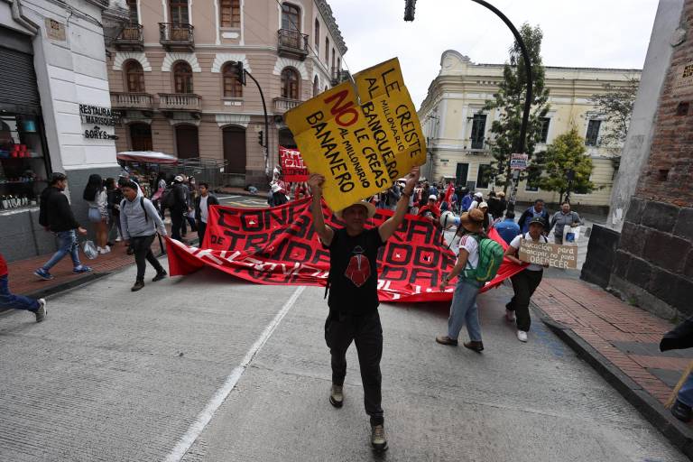 $!Una persona sostiene un cartel en una manifestación en conmemoración del Día Internacional de los Trabajadores este jueves, en Quito.
