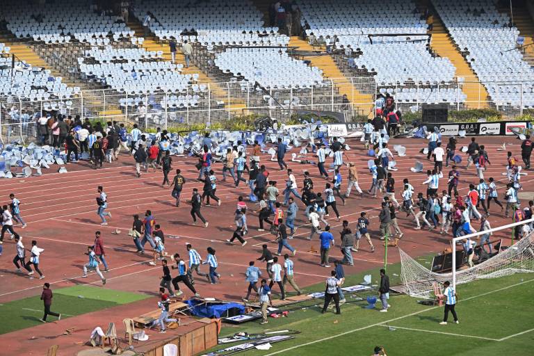 $!Miles de aficionados abarrotaron un estadio en el este de la India.