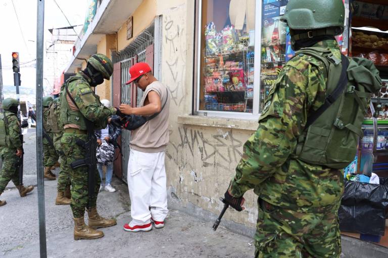 $!El auge de estas mafias ha llevado a que el país sea uno de los más violentos de Latinoamérica, con una tasa de unos 45 homicidios por cada 100.000 habitantes en 2023. Fotografía tomada en Quito, durante un recorrido de militares.