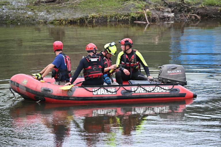 $!Un equipo de búsqueda y rescate busca personas a lo largo del río Guadalupe cerca de un edificio dañado en Camp Mystic en Hunt, Texas, el 7 de julio de 2025.
