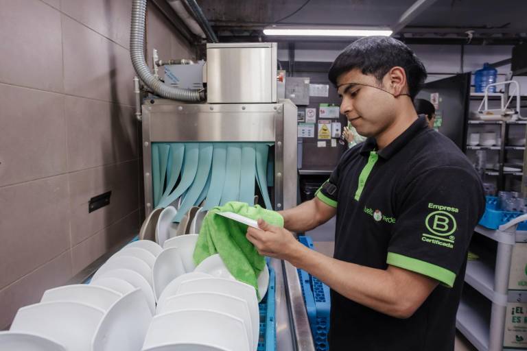 $!La iniciativa ha generado más de 80 fuentes de empleo en actividades de lavado, sanitización, control de calidad, distribución, recolección y gestión operativa.