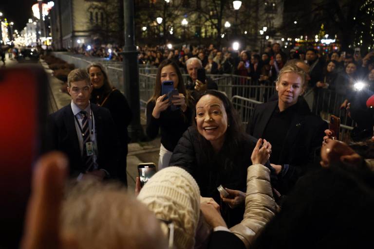 $!La Premio Nobel de la Paz, María Corina Machado (centro), saluda a sus partidarios reunidos frente al Grand Hotel en Oslo, Noruega.