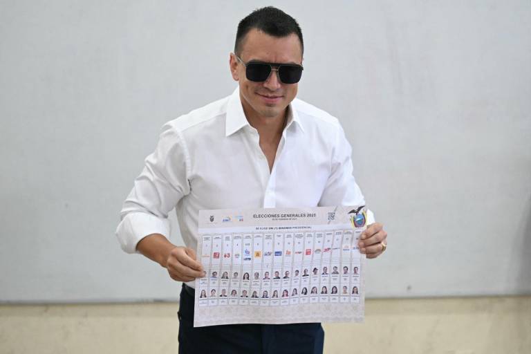 $!El presidente de Ecuador y candidato presidencial por el partido Acción Democrática Nacional, Daniel Noboa, muestra su papeleta.