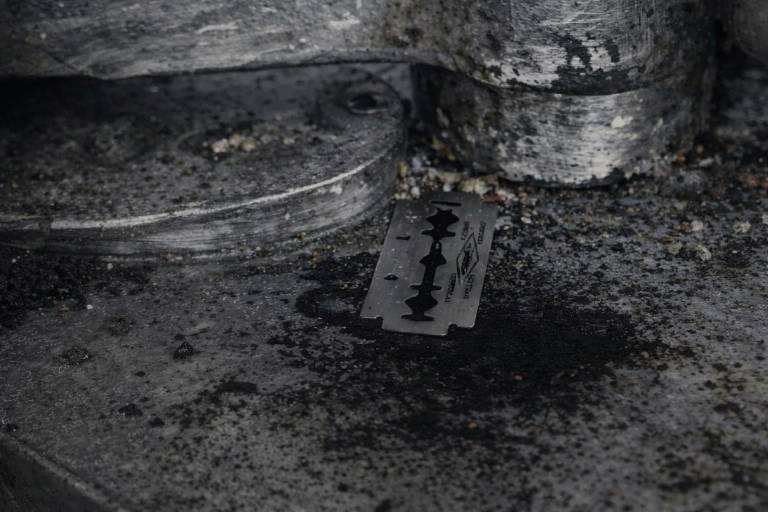 $!Una cuchilla de afeitar hallada en un mesón de uno de los establecimientos.