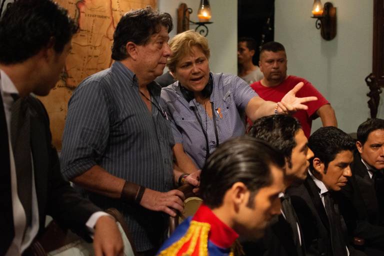 $!Fotografía donde se ve a Veiki Valdez, directora, productora y guionista ecuatoriana, dar instrucciones durante el rodaje de Camino a la libertad