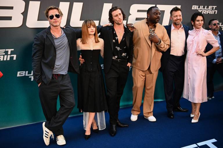 $!De izquierda a derecha: Los actores Brad Pitt, Joey King, Aaron Taylor-Johnson, Brian Tyree Henry, el director David Leitch y la productora ejecutiva Kelly McCormick posan durante el preestreno de Bullet Train) realizado en Paris el 18 de julio del 2022.