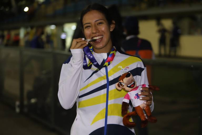 $!María Loreto Arias posa junto a su medalla de plata obtenida en la final de patinaje de velocidad.