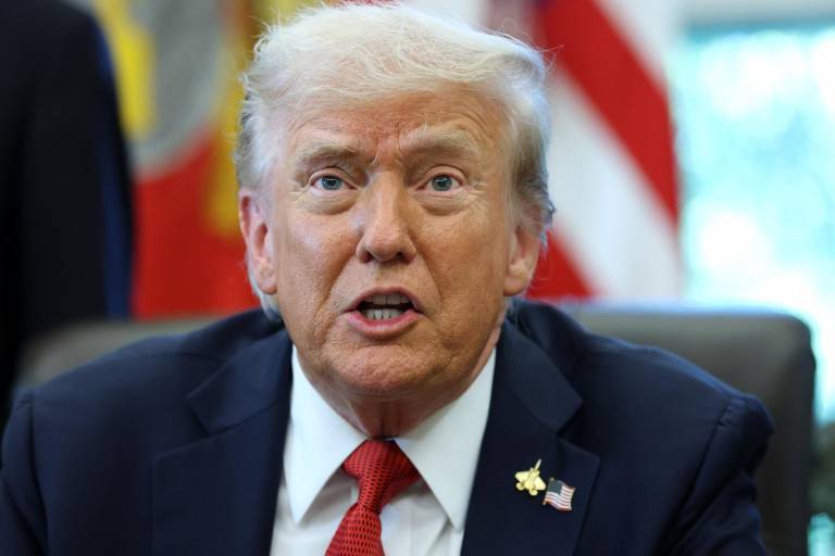 $!El presidente de Estados Unidos, Donald Trump, habla en la Oficina Oval de la Casa Blanca el 6 de octubre de 2025 en Washington, DC.