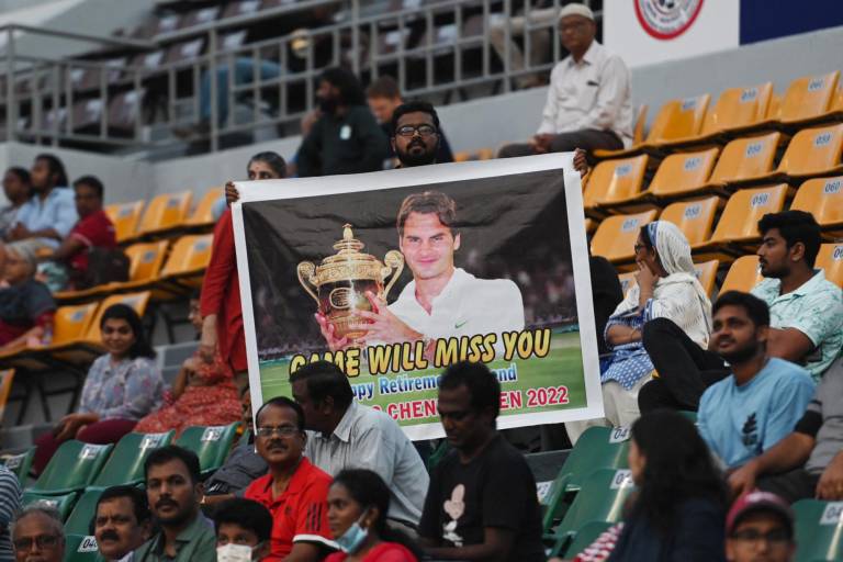 $!Un hombre sostiene un cartel con la foto de Roger Federer durante el WTA Tour Chennai Open 2022. En la leyenda se puede leer El juego te extarañará, un mensaje acorde al anuncio de retiro que realizó el tenista suizo.