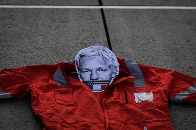 $!Un traje que imita un uniforme carcelario con la cara de Julian Assange está colocado en el suelo, en un cuadrado blanco que representa una celda de prisión, durante una manifestación por la libertad de Julian Assange, fundador de Wikileaks, en el Miroir d'Eau de Burdeos.