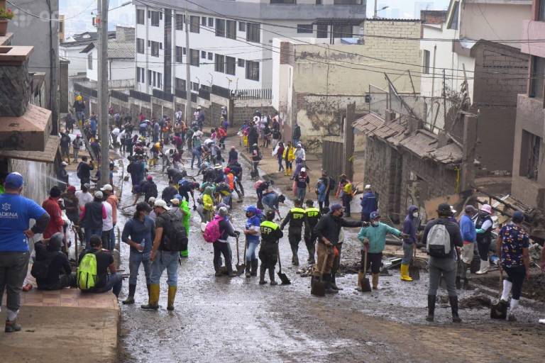$!Más de 1.300 ciudadanos se unieron a la minga de limpieza en Quito por aluvión que deja 28 muertos