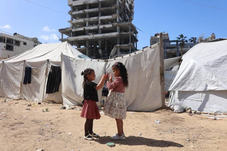 $!Niñas palestinas juegan mientras celebran el Eid al-Fitr, que marca el final del mes sagrado de ayuno del Ramadán.