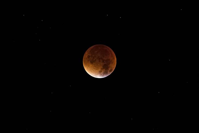 $!Exploratorium explica que un eclipse lunar ocurre cuando la Tierra está directamente entre el Sol y la Luna. La Tierra bloquea la luz que proviene del Sol y proyecta una sombra en la Luna.
