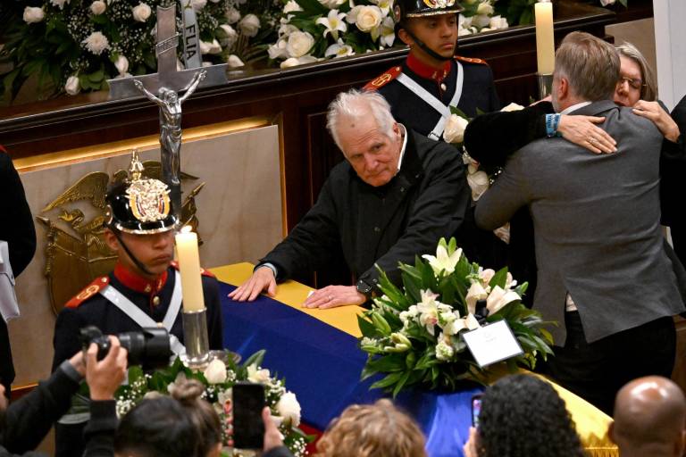 $!Miguel Uribe Londoño (C) pone sus manos sobre el ataúd de su hijo, que yacía en el Congreso en Bogotá, el 11 de agosto de 2025.